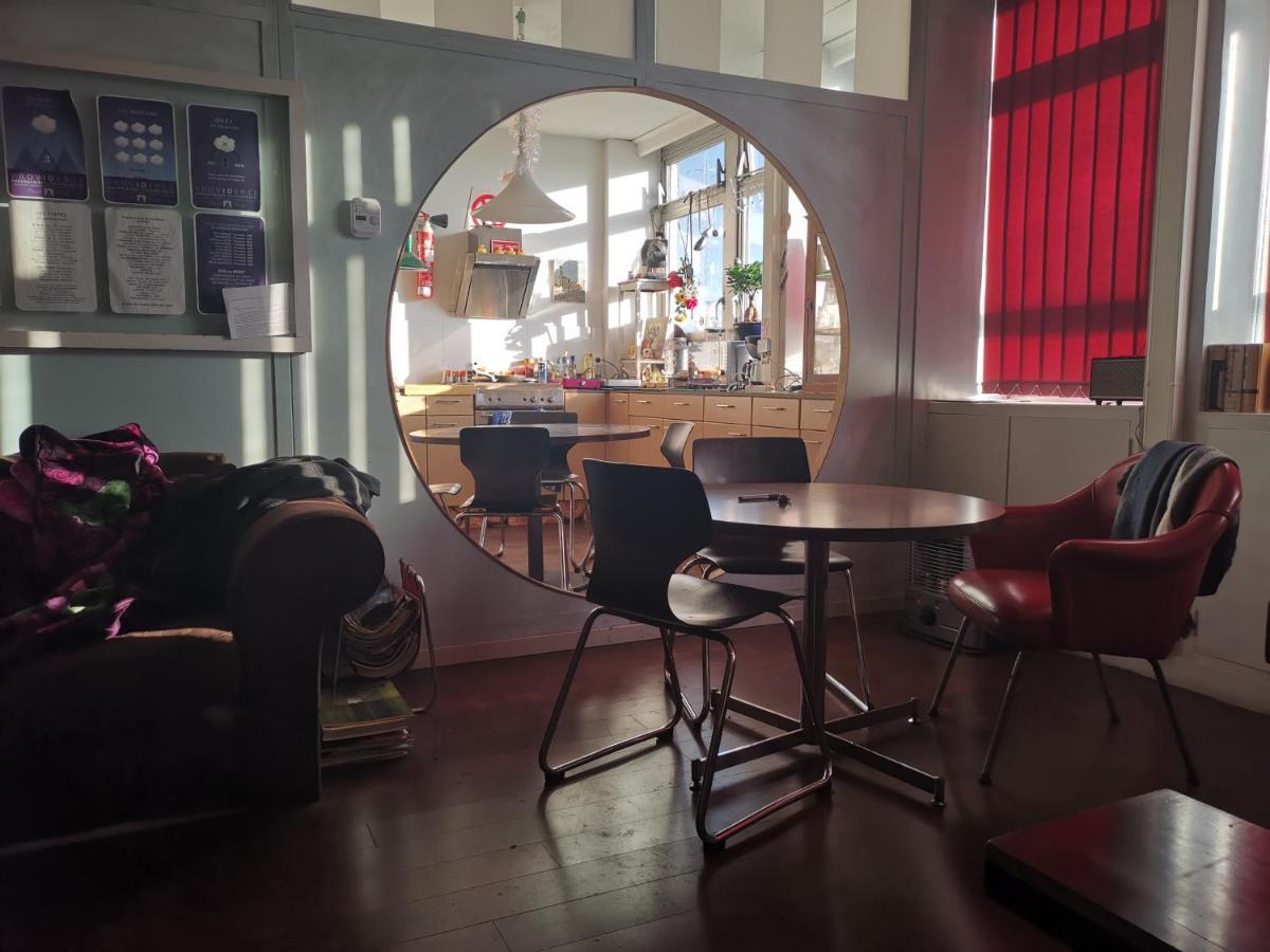 Ghostel 1St - Aventure Alternative - Guest House - Arts-Factory-Experience - For Artists, Makers And Open Minds - Attention, We Are Not A Hotel And Are Not Adapted For Everybody - Read Host Warnings Before Reservation - Www,Providence,Be Asbl 沙勒罗瓦 外观 照片
